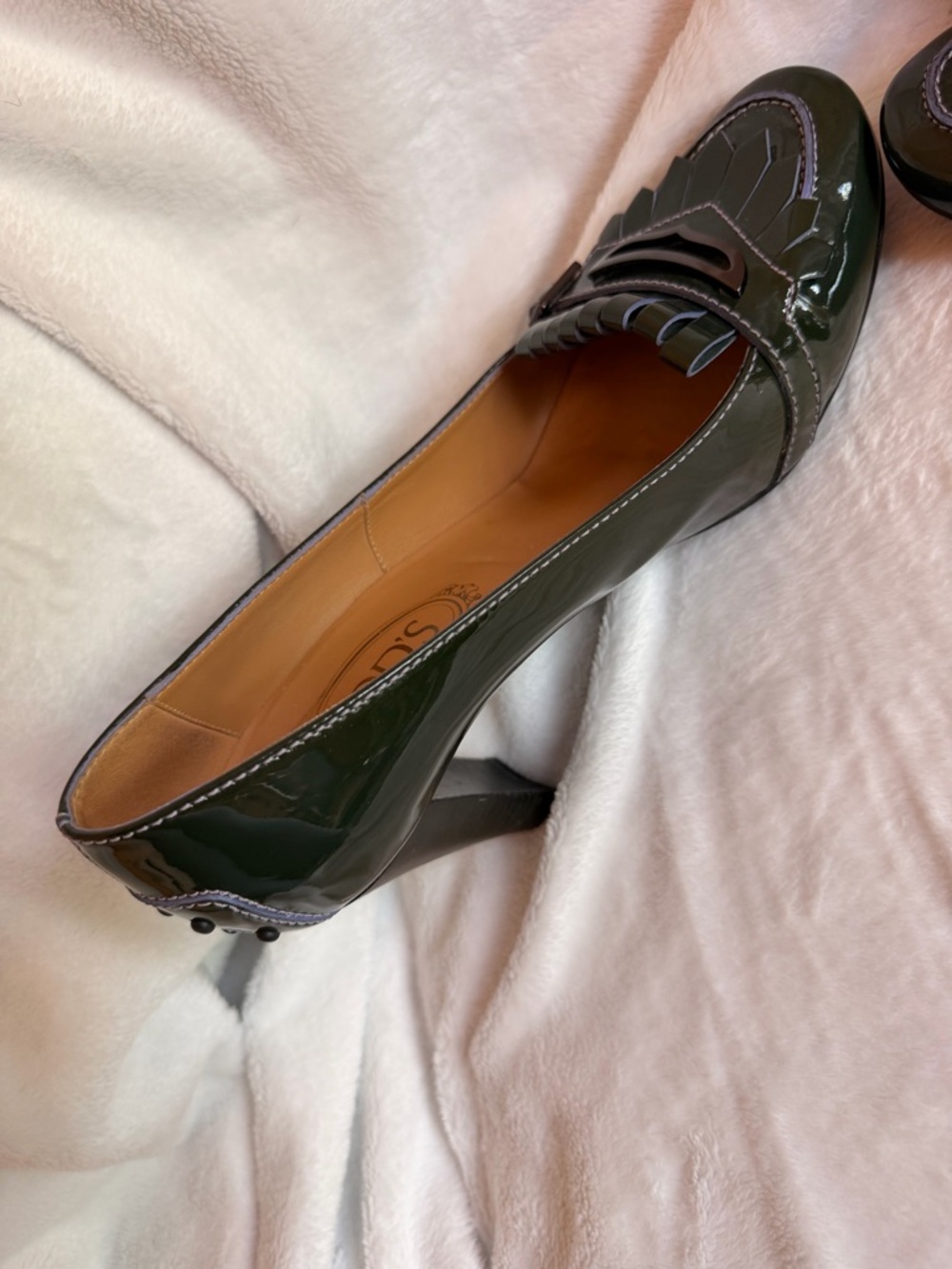 Tod's Olive Green Patent Kiltie Buckle Pumps - Picture 4 of 9